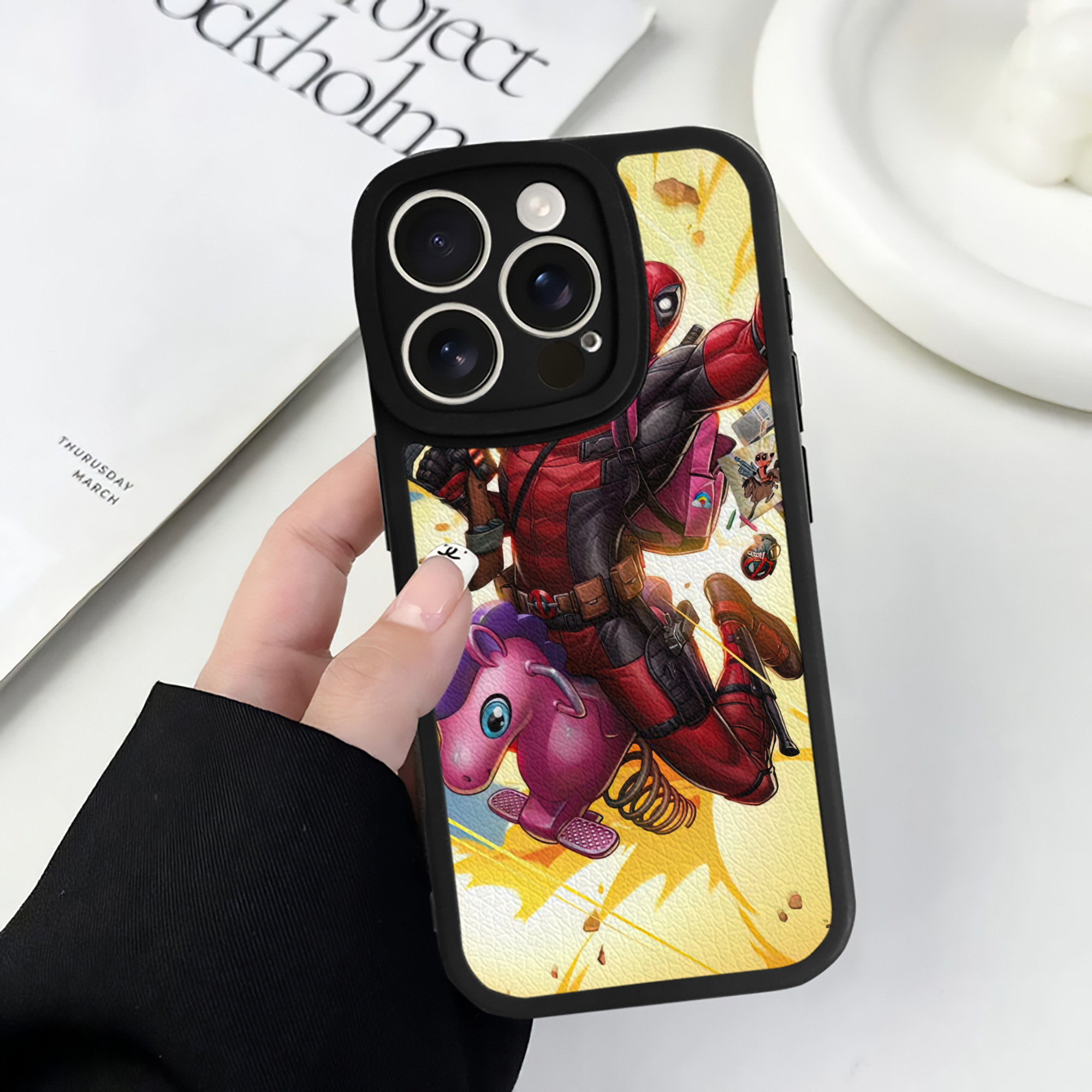 （画像用） Deadpool デッドプール 【iPhone 16シリーズ対応】シリコンスマホケース（レザー調） 材質：シリコン